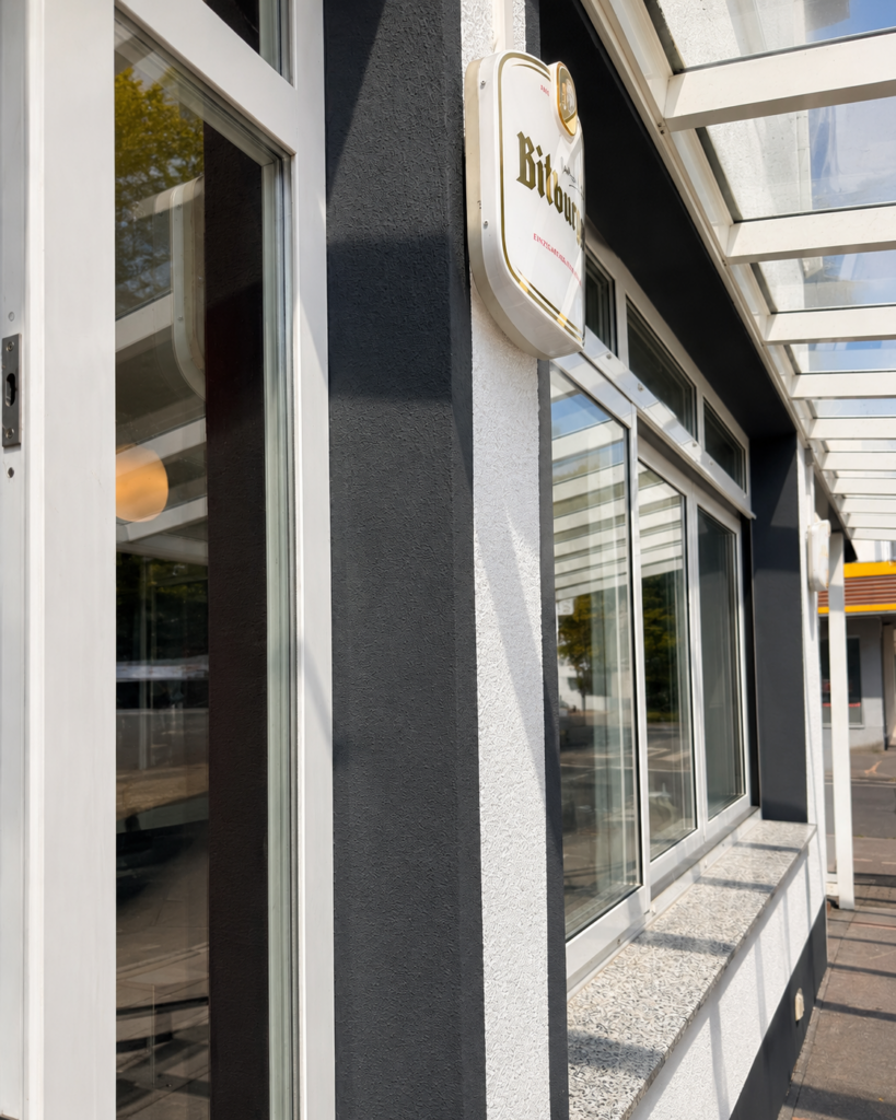 Tische und Sitzbank im Gastraum